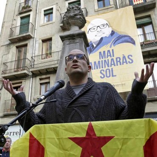 el-regidor-de-la-cup-joan-coma-durante-uno-de-su-acto-de-burla-al-estado-de-derecho-en-cataluna-archivo-efe
