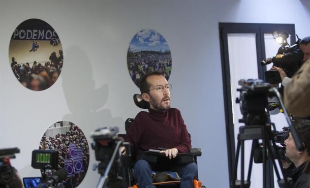 el-secretario-de-organizacion-de-podemos-pablo-echenique-durante-la-rueda-de-prensa-que-ha-ofrecido-hoy-en-zaragoza-para-analizar-el-discurso-de-navidad-del-rey-felipe-vi-efe