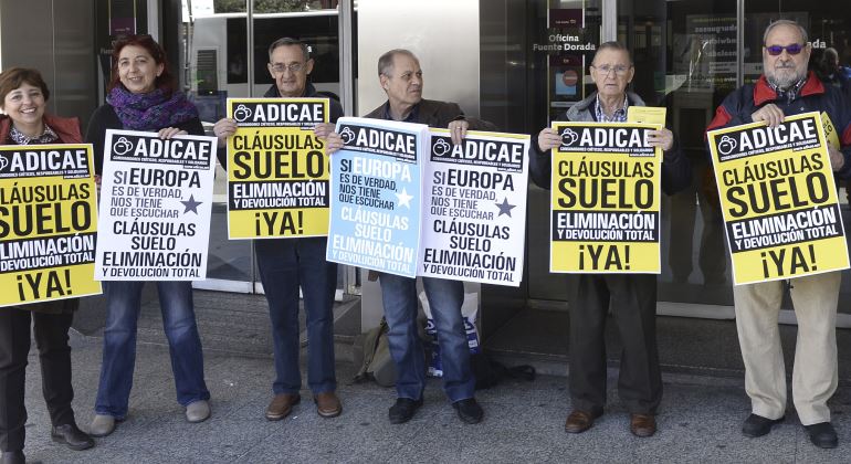en-la-imagen-un-grupo-de-afectados-protesta-por-el-robo-bancario-con-sus-llamadas-las-clausulas-suelo-madrid-espana-archivo-efe