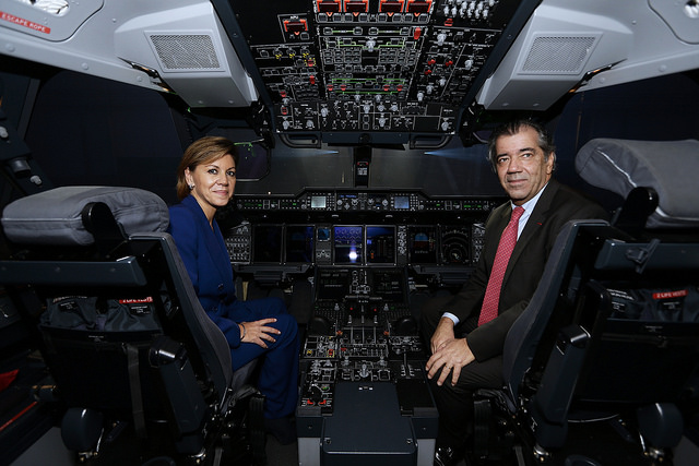 Entrega primer avión A400M. La ministra de Defensa de España, Maria Dolores de Cospedal (i) y un militar. Fuentes defensa. lasvocesdelpueblo.