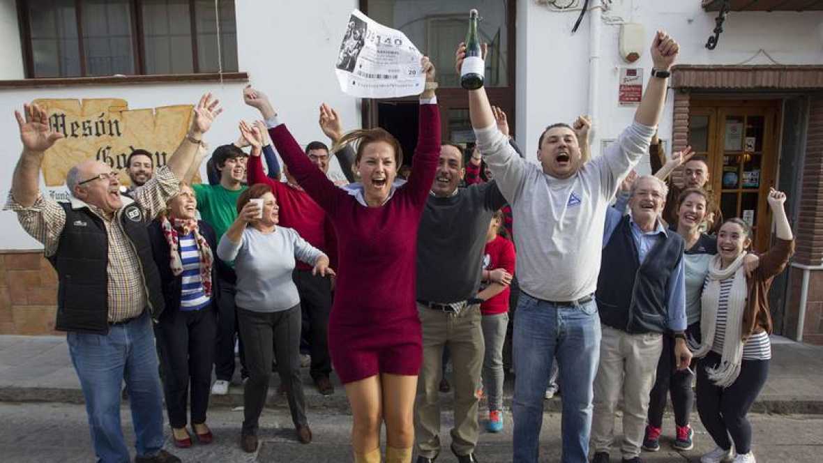 Ganadores del 'Gordo' de la Lotería de Navidad de 2015 celebran que han sido agraciados. Archivo Efe.
