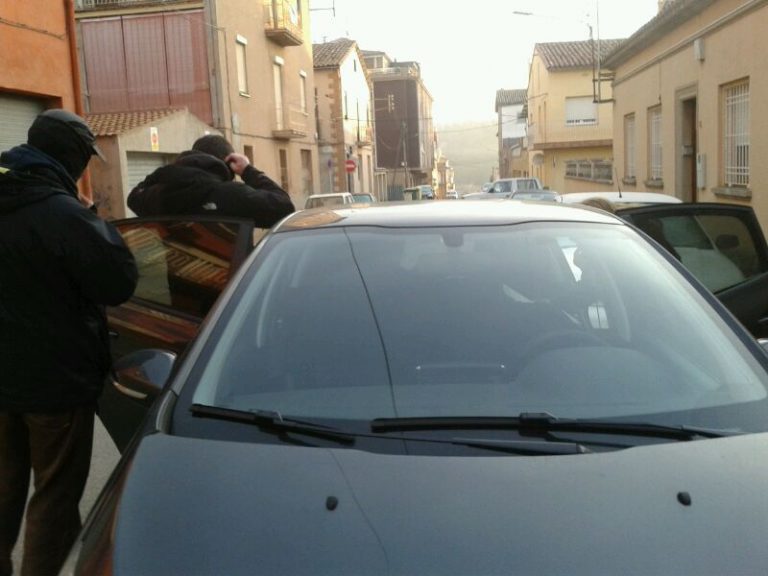 Los Mozos de Escuadra detienen a miembros de CUP por quemar Constitución y Foto de Rey