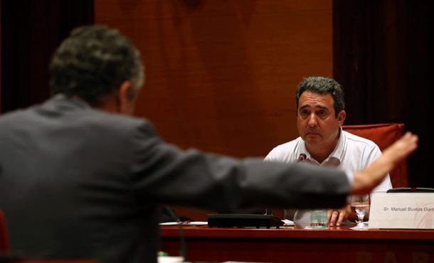 la-fiscalia-pide-cuatro-anos-de-carcel-y-doce-de-inhabilitacion-para-el-exalcalde-de-sabadell-barcelona-manuel-bustos-psc-en-el-fondo-de-la-imagen-archivo-efe