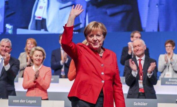 la-canciller-alemana-angela-merkel-saluda-tras-pronunciar-su-discurso-durante-el-congreso-federal-de-la-union-cristianodemocrata-cdu-en-essen-alemania-efe