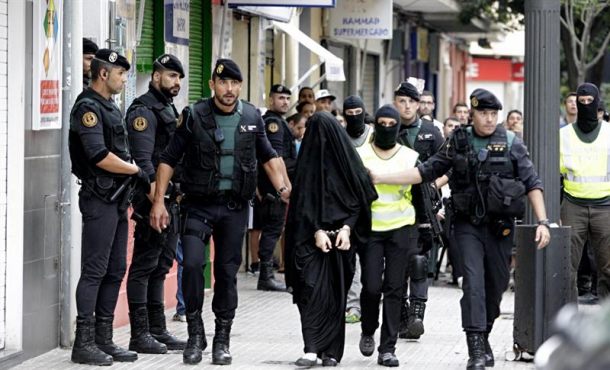 la-joven-de-18-anos-de-origen-marroqui-detenida-en-gandia-valencia-por-su-presunta-relacion-con-actividades-del-terrorismo-yihadista-es-escoltada-archivo-efe