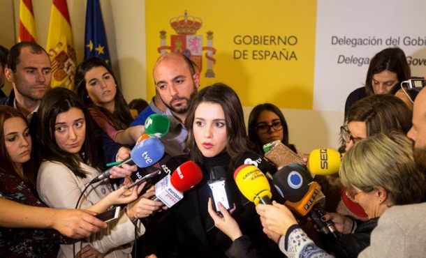 La líder de Ciutadans en Cataluña, Inés Arrimadas, atiende a los medios de comunicación en la sede de la Delegación del Gobierno en Cataluña, donde se ha reunido esta tarde con la vicepresidenta del Gobierno, Soraya Sáenz de Santamaría, que mantiene hoy en Barcelona encuentros de carácter "privado" para tratar la cuestión catalana.