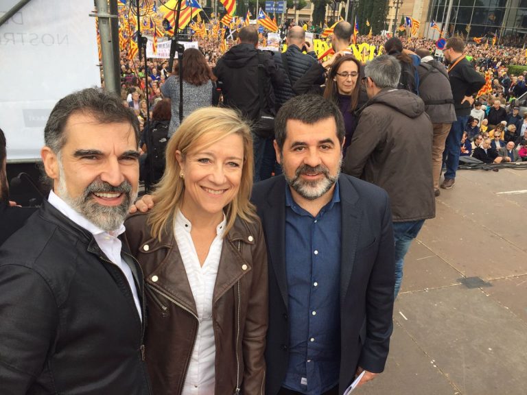 El secesionismo: Mañana 6-D trabajarán alcaldes y concejales separatistas en 300 Ayuntamientos