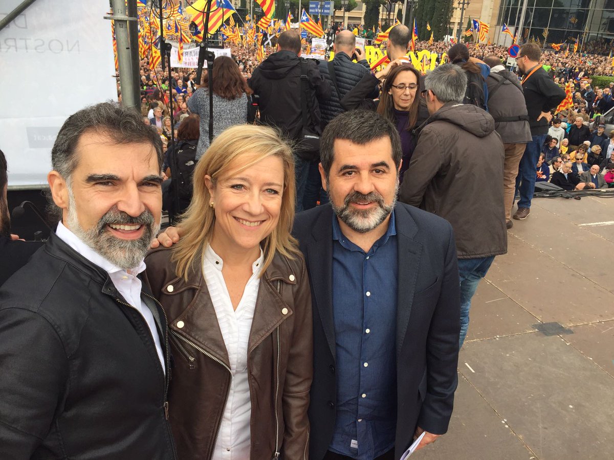 la-presidenta-de-ami-y-alcaldesa-de-villanueva-de-geltru-neus-lloveras-c-junto-al-presidente-de-omnium-quim-arrufat-i-y-presidente-de-anc-jordi-sanchez-d-en-plaza-de-lasvocesdelpueblo