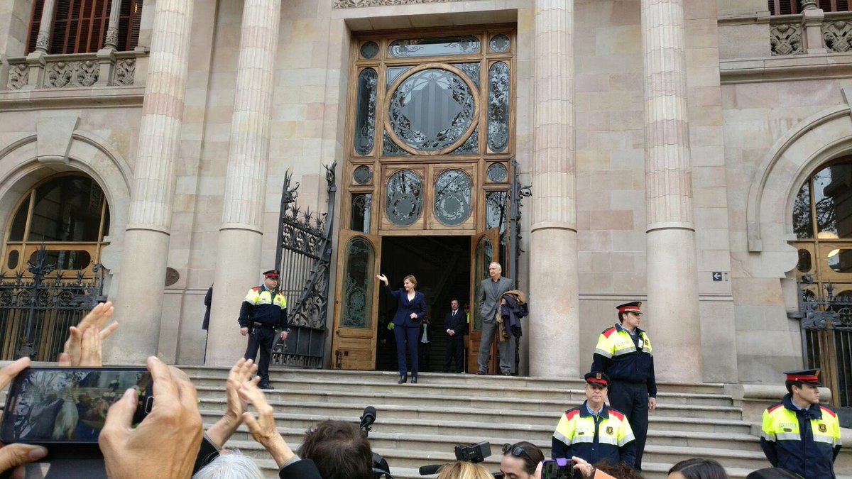 la-presidenta-del-parlamento-de-cataluna-carme-forcadell-ante-la-puerta-del-tsjc-tras-declarar-ante-el-tribunal-por-desobediencia-y-prevaricacion-lasvocesdelpueblo
