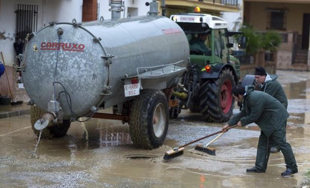 labores-de-limpieza-en-las-calles-y-casas-de-cartama-malaga-tras-las-fuertes-lluvias-del-pasado-fin-de-semana-efe