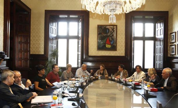 los-diputados-autonomicos-del-parlnamento-espanol-en-cataluna-con-la-golpista-antiespanol-carme-forcadell-en-el-fondo-y-centro-de-la-mesa-efe