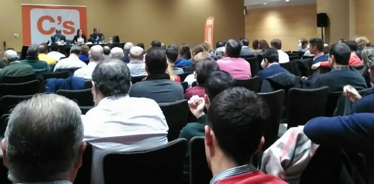 C’s elimina «socialismo democrático» y Rivera salva su silla con solo 3 votos de diferencia