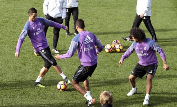 los-jugadores-del-real-madrid-cristiano-ronaldo-i-raphael-varane-c-y-marcelo-durante-el-entrenamiento-efe