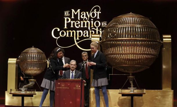 los-ninas-de-san-ildefonso-con-las-bolas-del-quinto-premio-que-ha-recaido-en-el-numero-22-259-en-el-sorteo-extraordinario-de-navidad-que-se-desarrolla-en-el-teatro-real-efe