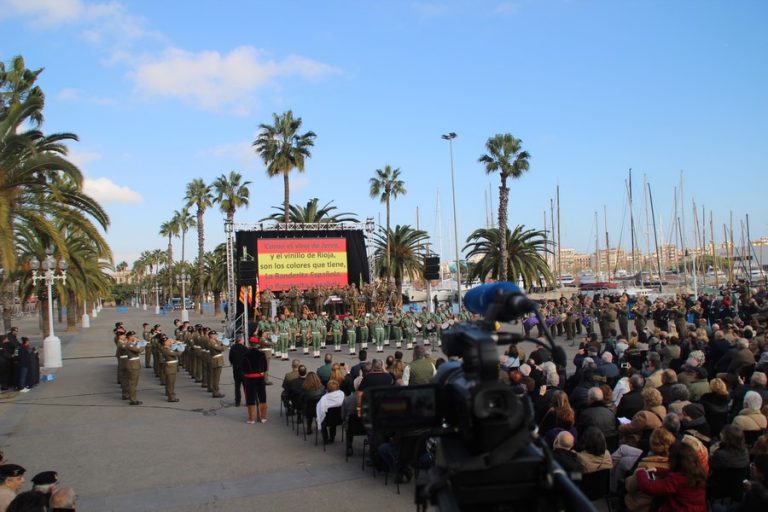 Más de un millar de catalanes con el Ejército cantan «La Banderita Española» en Barcelona