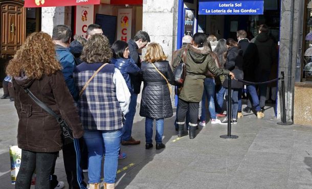 numerosas-personas-hacen-cola-en-una-administracion-de-loteria-en-la-puerta-de-el-sol-para-adquirir-su-decimo-para-el-sorteo-extraordinario-de-el-nino-archivo-efe