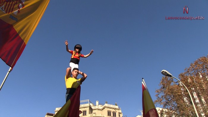 plaza-urquinaona-de-barcelona-6-12-2016-una-torre-humana-de-tres-pisos-obsequio-de-cataluna-a-espana-por-los-38-anos-de-la-constitucion-lasvocesdelpueblo