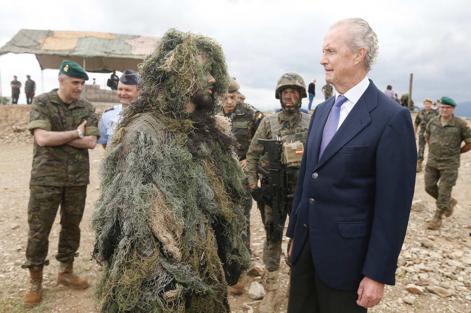 san-clemente-de-sasebas-gerona-jueves-2-de-junio-de-2016-el-ministro-de-defensa-visita-unidades-del-ejercito-de-tierra-en-barcelona-y-san-clemente-de-sasebas-lasvocesdelpueblo