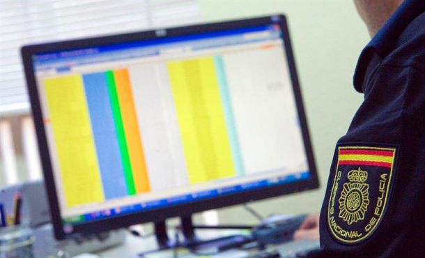 un-agente-de-la-policia-nacional-sigue-el-rastro-de-un-ciberdelincuente-desde-su-ordenador-archivo-efe