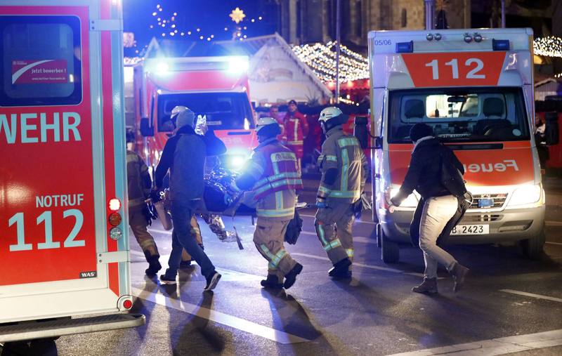 Un camión se estrella contra un mercado navideño en Berlín. 19.12.2016 Los equipos de rescate trabajan en la zona del mercadillo donde ha tenido lugar el suceso. Reuters.