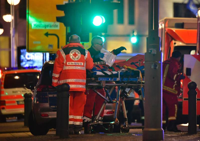 Un camión se estrella contra un mercado navideño en Berlín. 19.12.2016 Los servicios médicos atienden a un herido en el lugar del suceso. Afp.