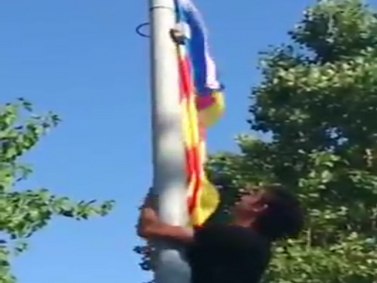 Los catalanes pierden miedo a la represión, suben y arrancan un trapo separatista en su barrio