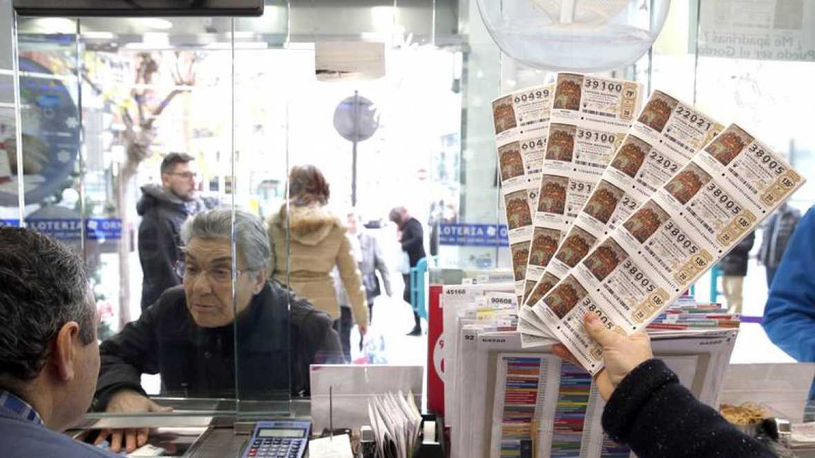 Una persona compra un décimo en una administración de lotería en Bilbao, a tres días de que se celebre el Sorteo Extraordinario de Navidad 2016. Efe