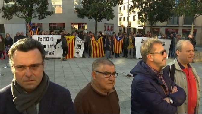 una-tropa-beligerante-en-furia-de-los-cachorros-secesionistas-adoctrinados-de-la-jec-y-cup-este-martes-6-de-diciembre-a-pocos-metros-de-los-pacificos-catalanes-lasvocesdelpueblo