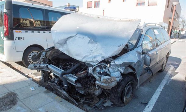Estado en el que ha quedado el coche conducido por un hombre de 40 años, de origen senegalés y con pasaporte francés... Efe