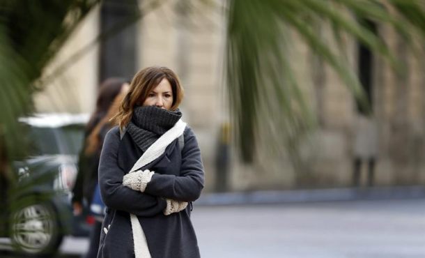 Una mujer este miércoles 18 de enero en Valencia. Efe