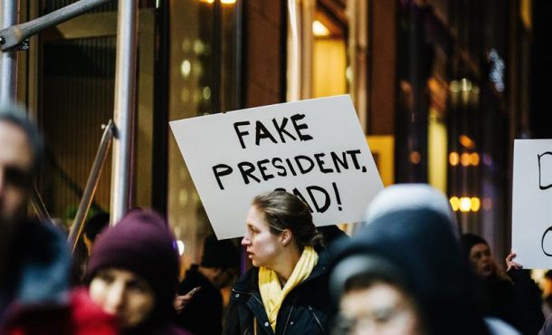 grupo de personas protestan a las afueras de la Torre y el Hotel Internacional Trump hoy, jueves 19 de enero de 2017, en el centro de Manhattan, Nueva York (Estados Unidos), un día antes de la toma de posesión del presidente electo Donald Trump. Efe.