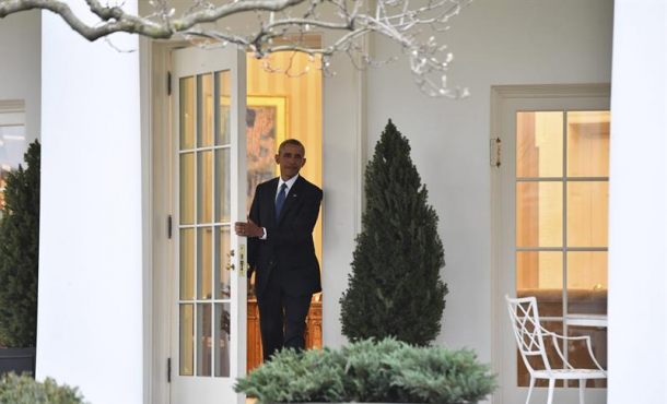 Washington (Estados Unidos), viernes 20 de enero de 2017. El presidente saliente de EE.UU., Barack Obama, sale por última vez de la Casa Blanca como mandatario del país antes de entregar el cargo a su sucesor en la Casa Blanca, en Washington (EE.UU.), hoy, 20 de enero de 2017. Efe.