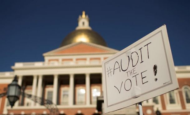 Vista de un cartel que reza 'Revisar el voto' durante una manifiestación en las inmediaciones del las afueras del Colegio Electoral de Boston Estados Unidos, donde se impuso las Hillary Clinton en las pasadas elecciones. Archivo Efe