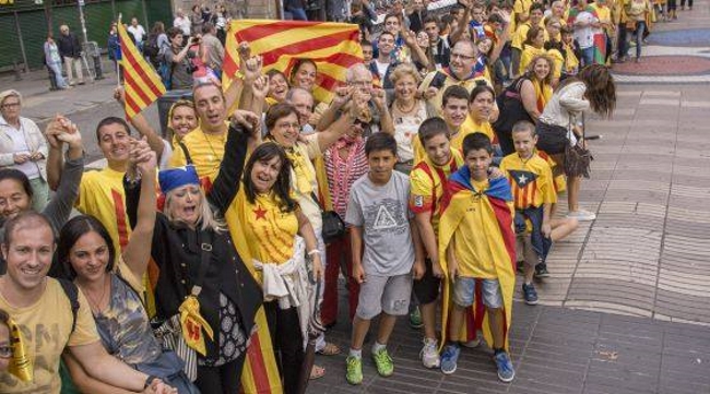 acto-separatista-catalan-convocado-por-los-colectivos-secesionistas-anc-y-omnium-cultural-bajo-titulo-via-catalana-en-la-imagenninos-adoctrinados-lasvocesdelpueblo