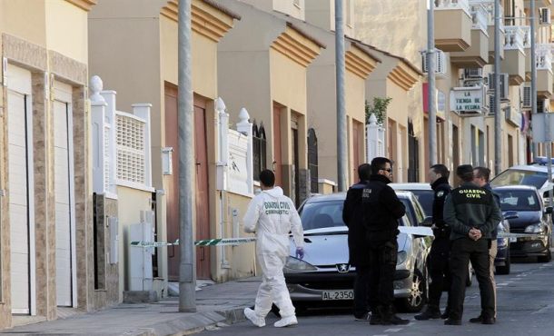 Agentes de la Guardia Civil ante la vivienda de Huércal de Almería (Almería) donde ayer fue encontrada muerta una mujer de 33 años tras ser presuntamente... Efe
