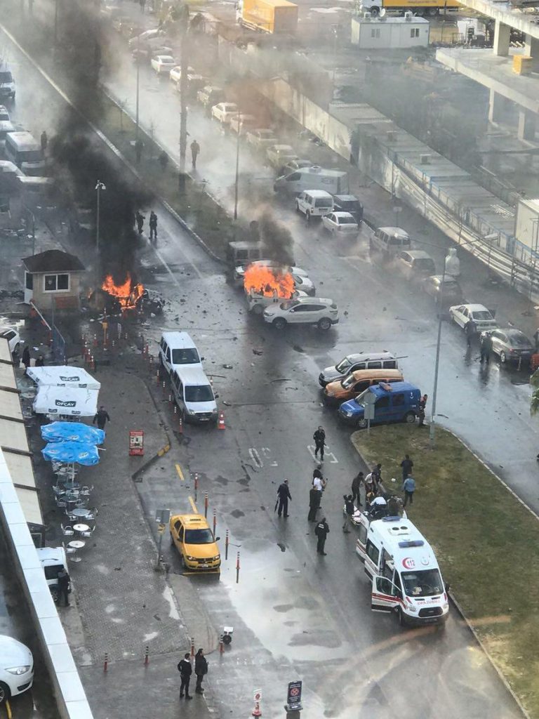 (Vídeo). 10 heridos y 2 terroristas abatidos por la policía tras la explosión en Esmirna (Turquía)