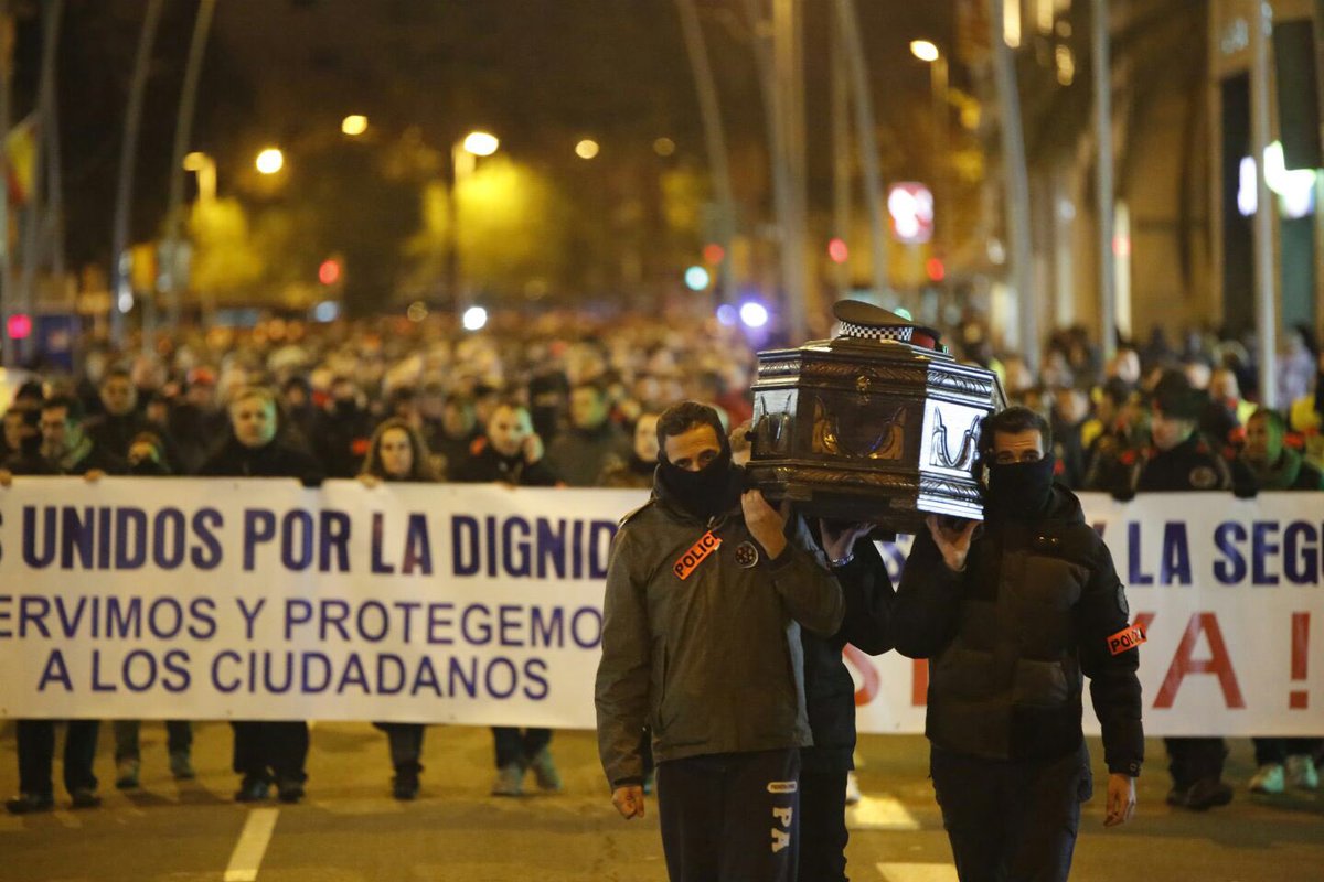 Barcelona, martes 17 de enero de 2017. Policías unidos reclamando por nuestros derechos. impresionantes imágenes. lasvocesdelpueblo.