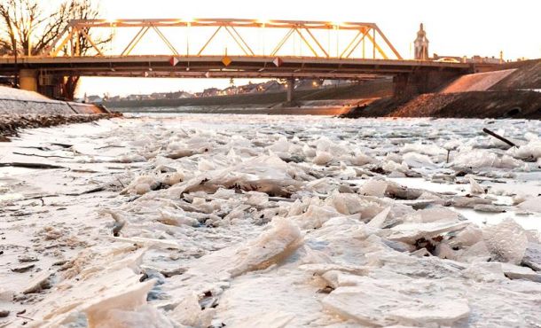 berlin-domingo-8-de-enero-de-2017-en-la-imagen-hielo-fragmentado-en-las-aguas-del-rio-raba-en-gyor-a-120-kms-de-budapest-hungria-una-intensa-ola-de-frio-recorre-efe