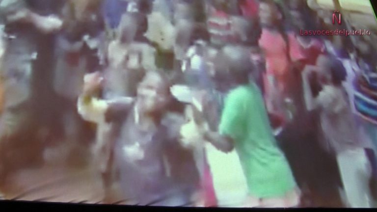 Cantan y bailan los niños africanos: «Yo soy español, español, español» con Ejército de España