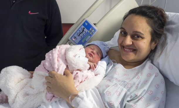 carlota-alvarez-diaz-ha-sido-la-primera-nina-gallega-nacida-en-el-2017-y-ha-sido-en-el-hospital-de-lugo-hula-efe