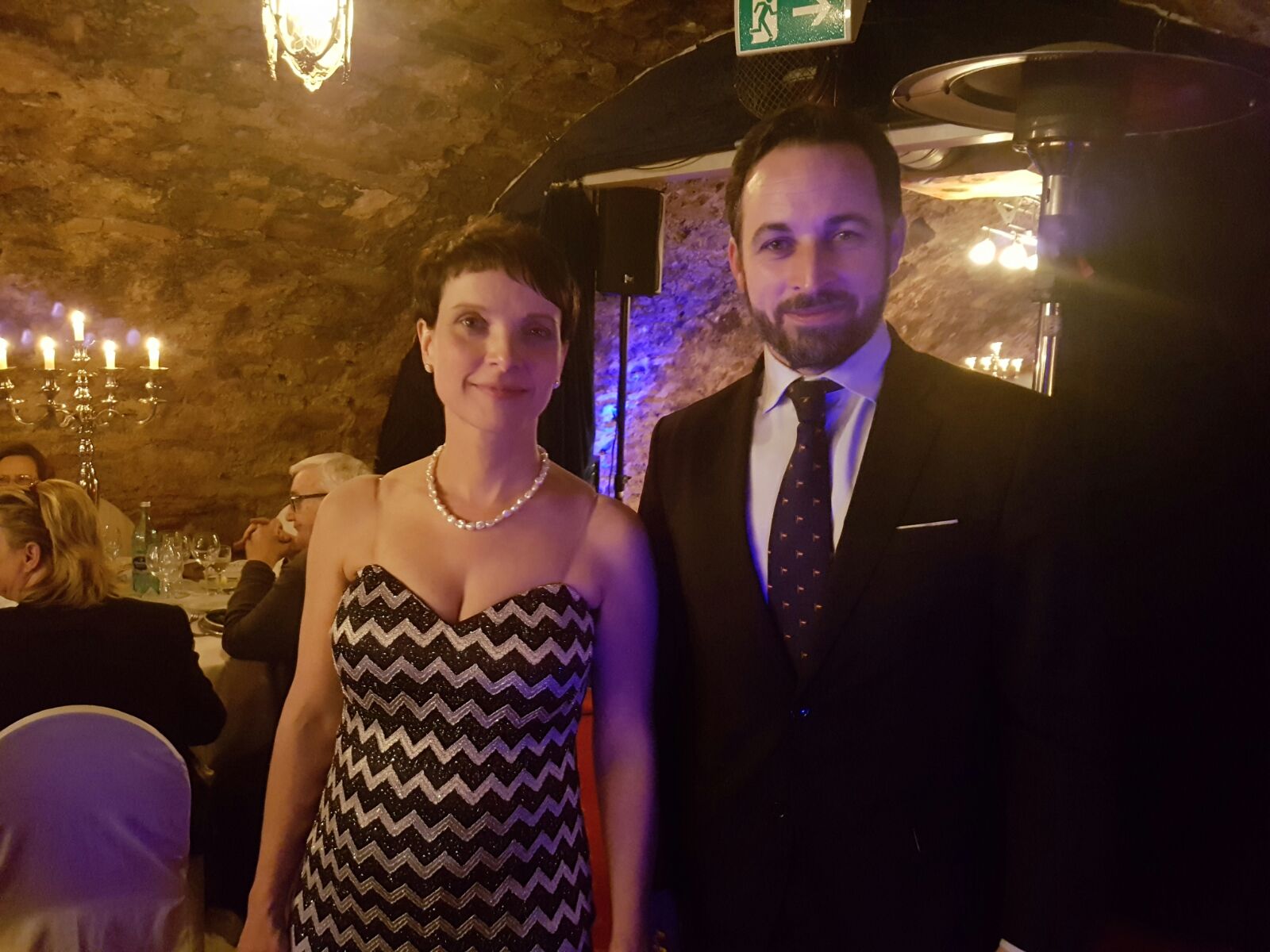 Coblenza (Alemania), sábado 21 de enero de 2017. Cumbre de la nueva Derecha europea con Santiago Abascal, líder de VOX (España), Marine Le Pen... lasvocesdelpueblo. FOTOGRAFÍA. Coblenza (Alemania), sábado 21 de enero de 2017. Cumbre de la nueva Derecha europea con Santiago Abascal, líder de VOX (España); Marine Le Pen, líder del Frente Nacional (Francia), Frauke Petry, de Alternativa por Alemania, y Geert Wilders, del partido holandés FPÖ (Partido de la Libertad) y con otros líderes de la derecha europea. En la imagen Frauke Petry, de Alternativa por Alemania, (i) y el presidente de VOX, Santiago Abascal (d). Lasvocesdelpueblo (Ñ Pueblo)