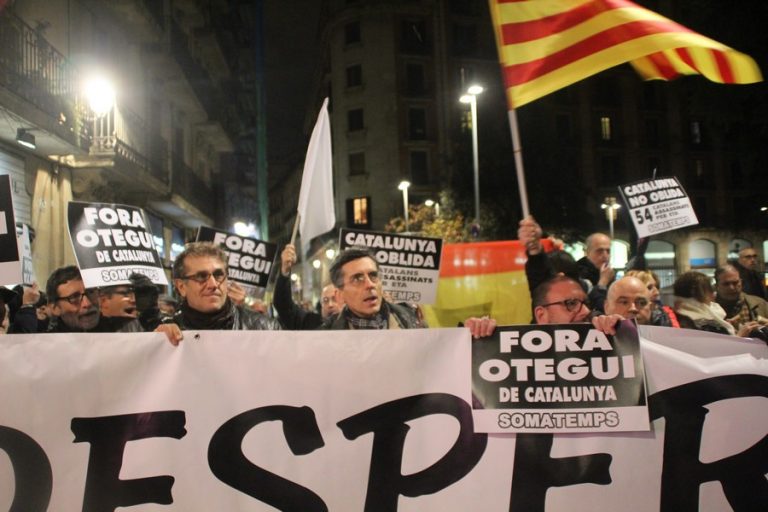 Pitada descomunal al «asesino terrorista Arnaldo Otegi» en Ateneo Barcelona