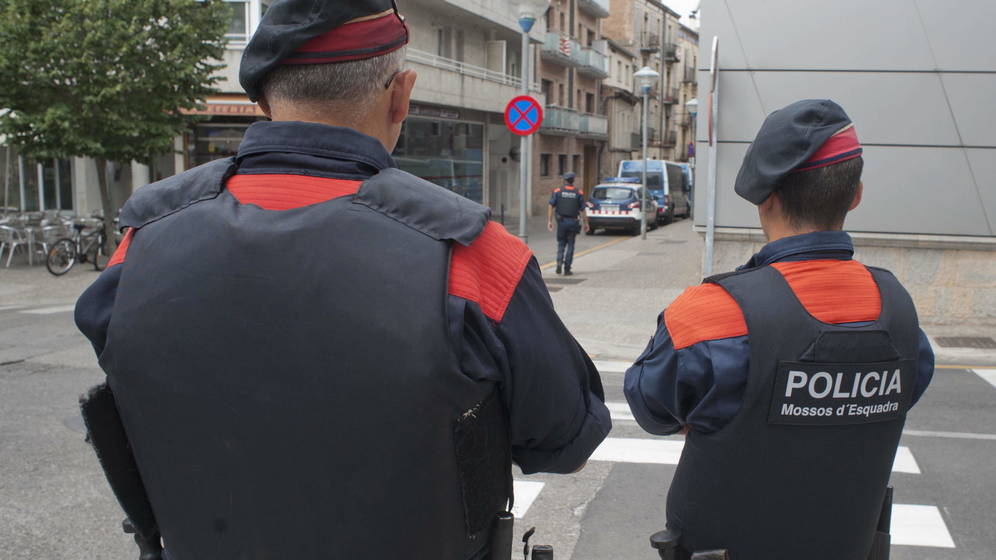 Dos agentes de la Policía catalana durante una operación policial en Cataluña. Archivo Efe.