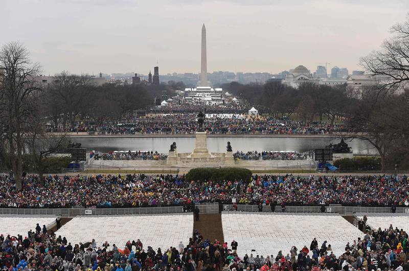 El Capitolio recibe a miles de asistentes. 20.01.2017 Miles de personas se concentran en el Capitolio para asistir a la ceremonia de investidura de Donald Trump como presidente de Estados Unidos. Afp