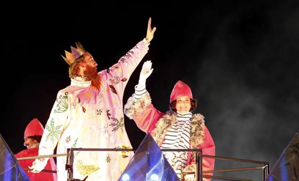 el-rey-gaspar-saluda-durante-la-cabalgata-de-los-reyes-magos-de-2016-archivo-efe