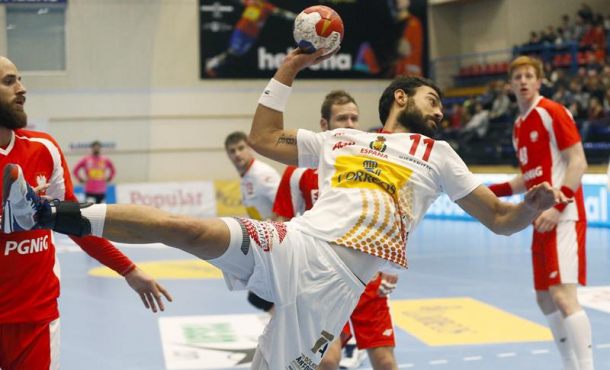 el-central-de-la-seleccion-espanola-de-balonmano-daniel-sarmiento-c-lanza-ante-la-defensa-de-polonia-durante-el-encuentro-efe