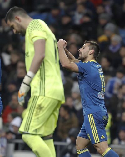El defensa del Celta de Vigo Jonny Castro (d) celebra su gol, segundo del equipo frente al Real Madrid, durante el partido de ida de los cuartos de final Copa del Rey. Efe