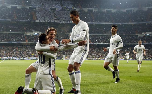 el-delantero-colombiano-del-real-madrid-james-rodriguez-i-celebra-con-su-companeros-el-centrocampista-luka-modric-2i-y-el-defensa-frances-raphael-varane-c-efe