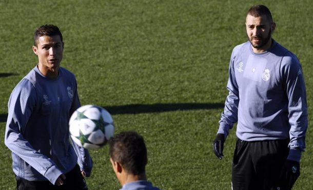 El delantero portugués del Real Madrid Cristiano Ronaldo (i) y su compañero el francés Karim Benzema. Archivo Efe.