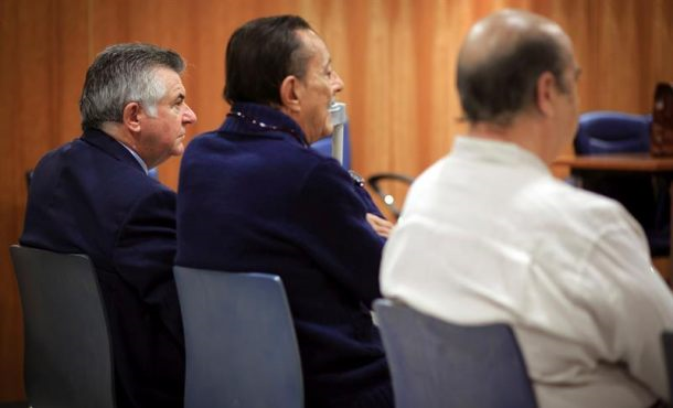El exalcalde de Marbella Julián Muñoz (c-espaldas) y del exasesor urbanístico del ayuntamiento marbellí Juan Antonio Roca (i-de espaldas), durante la celebración del juicio. Efe